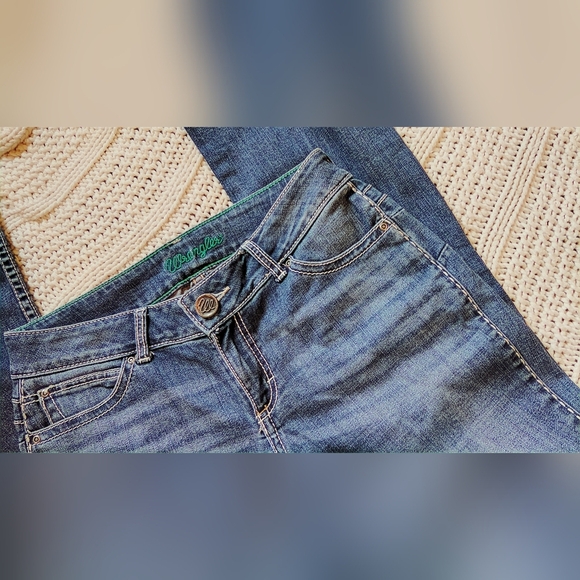 Wrangler Women's Blue Boot cut Jeans! - Picture 3 of 4